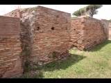 08124 ostia - regio v - via della fortuna della annonaria - edificio (v,iv,1) - korridor an der  ostseite - mitte - bli ri norden zur via dell'invidioso - 06-2024.jpg